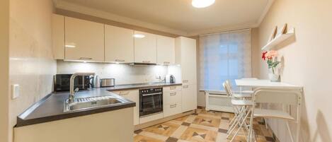 冷蔵庫、電子レンジ、オーブン、コンロ