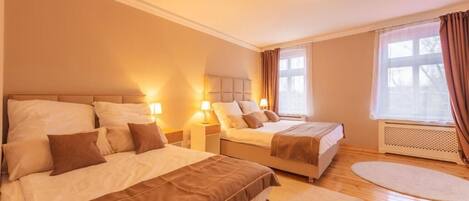 3 sovrum, skrivbord, strykjärn/strykbräda och resesäng