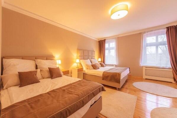 3 sovrum, skrivbord, strykjärn/strykbräda och resesäng