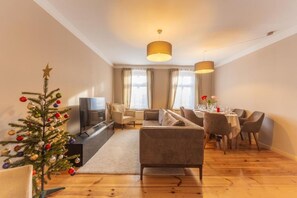 Smart TV, video library - LUX central 3bed  suite apartment (Berlin)