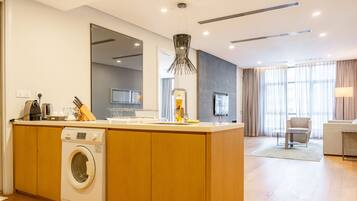 Full-sized fridge, microwave, electric kettle, kitchen islands