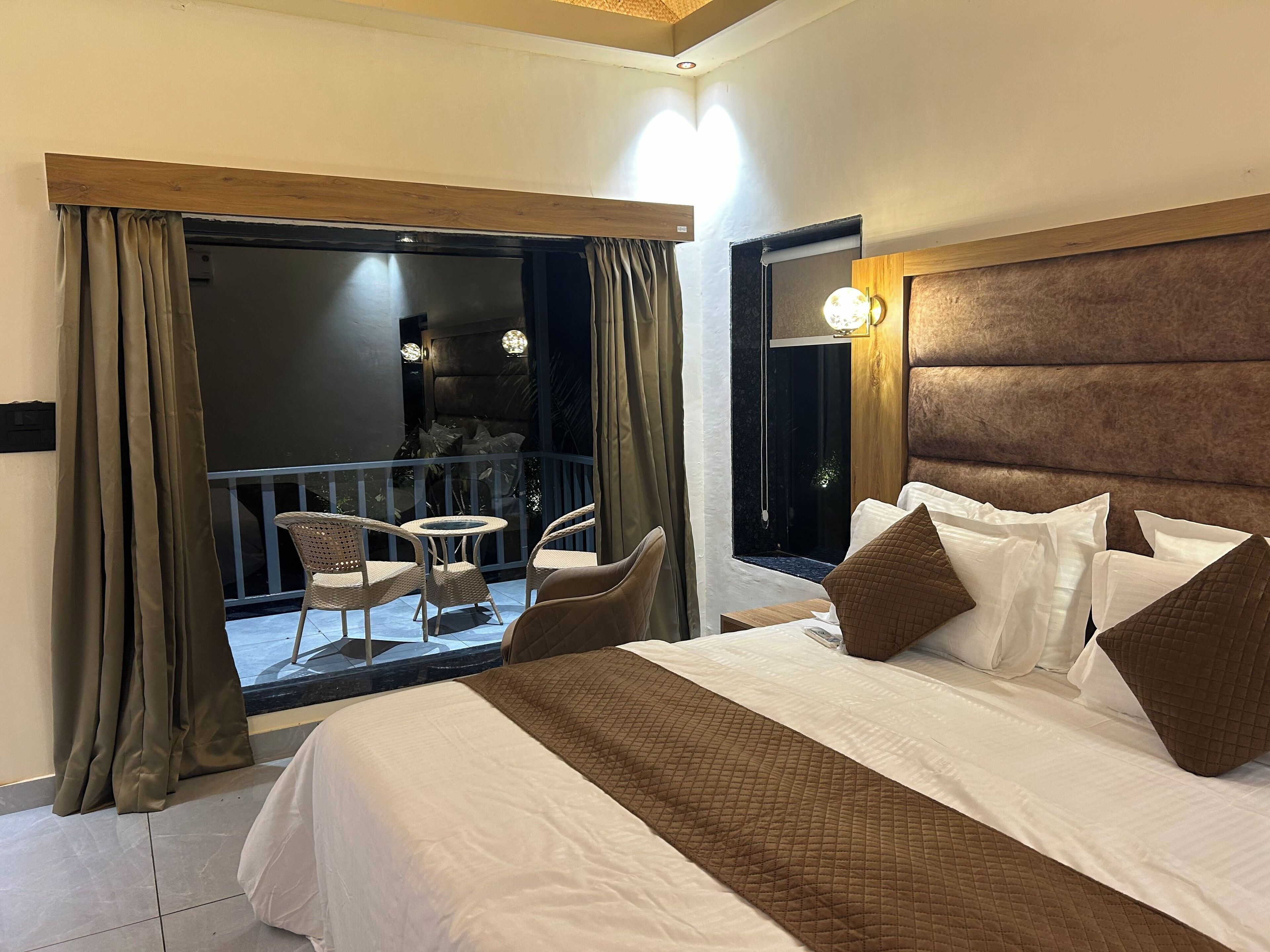 Deluxe Double Room, Balcony, Mountain View | Desk, laptop workspace, blackout drapes, soundproofing