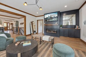 Televisión, chimenea, futbolito y estéreo 