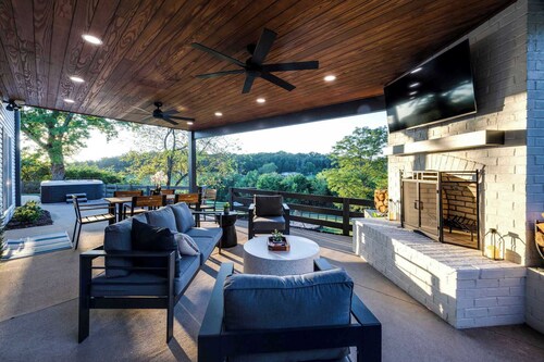 27 South - Lux Estate w/ Views, Hot Tub & Gameroom