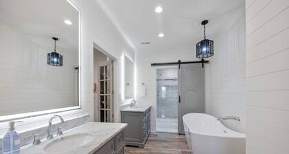 27 South - Lux Estate w/ Views, Hot Tub & Gameroom