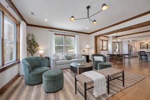 Televisión, chimenea, futbolito y estéreo 