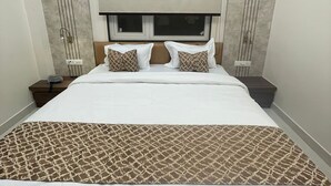 Laptop workspace, iron/ironing board (on request), WiFi (free) - Hotel Kashi Vlaa (Varanasi)