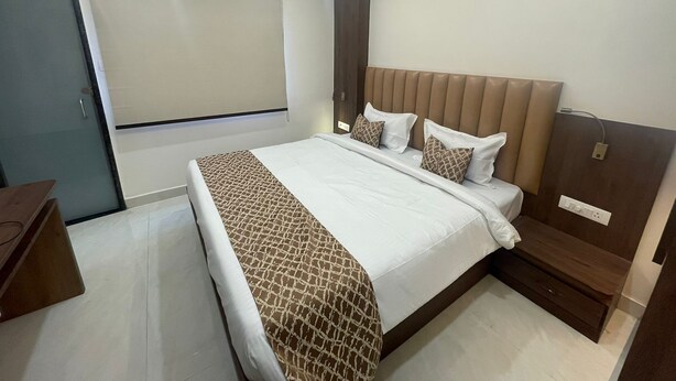 Basic Double or Twin Room | Laptop workspace, iron/ironing board (on request), WiFi (free) - Hotel Kashi Vlaa (Varanasi)