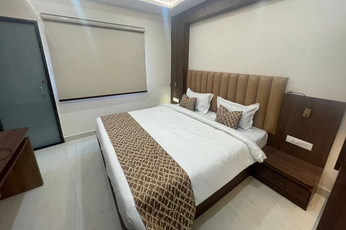 Basic Double or Twin Room | Laptop workspace, iron/ironing board (on request), WiFi (free)