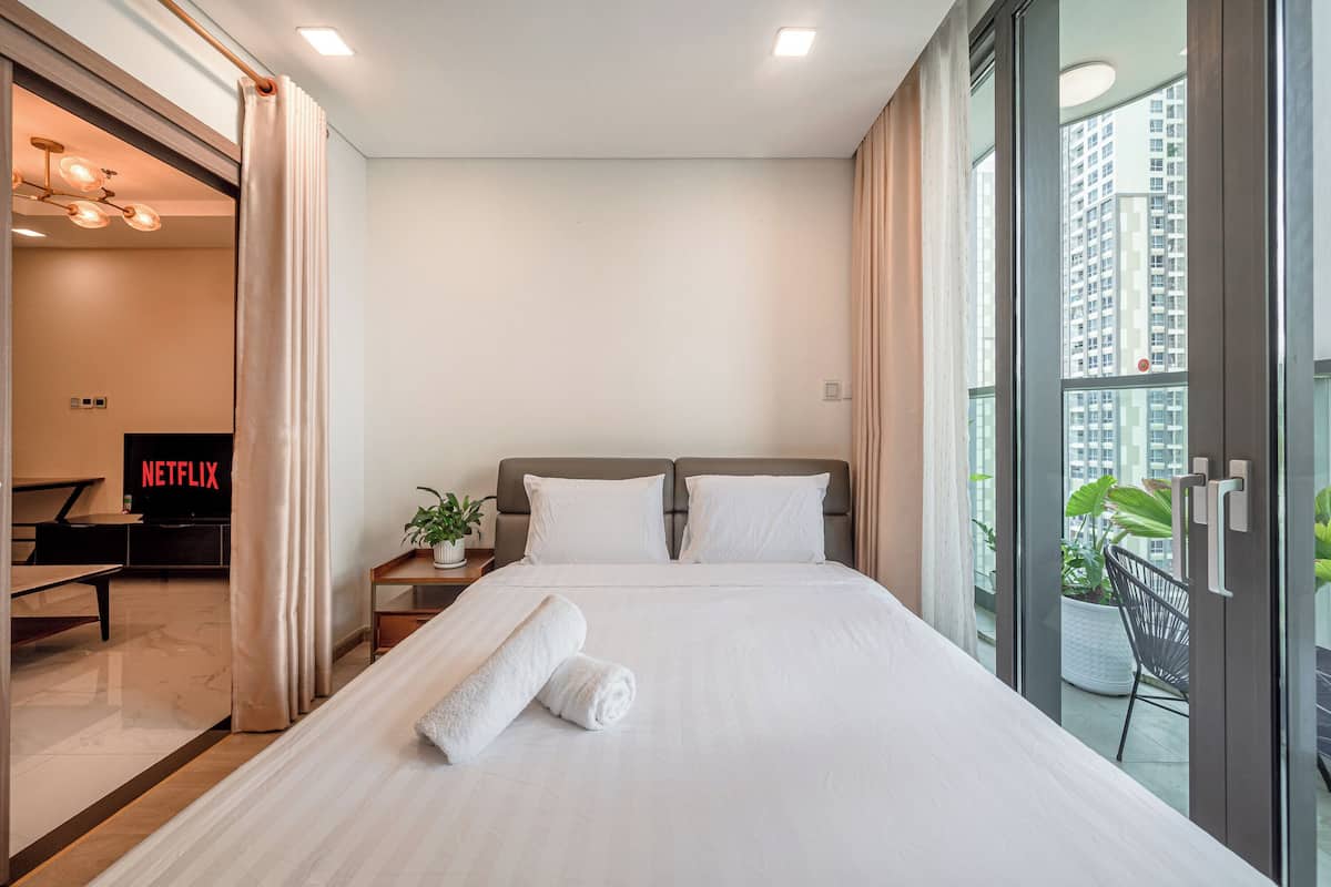 Deluxe Apartment, 1 Bedroom, City View | 4 bedrooms, individually decorated, individually furnished, desk