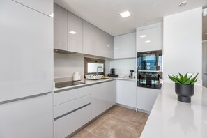 Kühlschrank, Mikrowelle, Ofen, Geschirrspüler