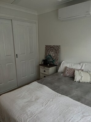 2 bedrooms, iron/ironing board, WiFi, bed sheets - The She Shack Cooma.
Light filled, woodfire snow or workers accommodation (Cooma)