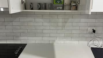 Micro-ondes, four, plaque de cuisson