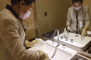Ein Badezimmer mit Waschbecken, Spiegel und zwei Wasserhähnen.