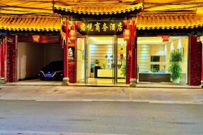 Unclassified image, 2 of 14, button - Junyue Hotel (Yuanmou)