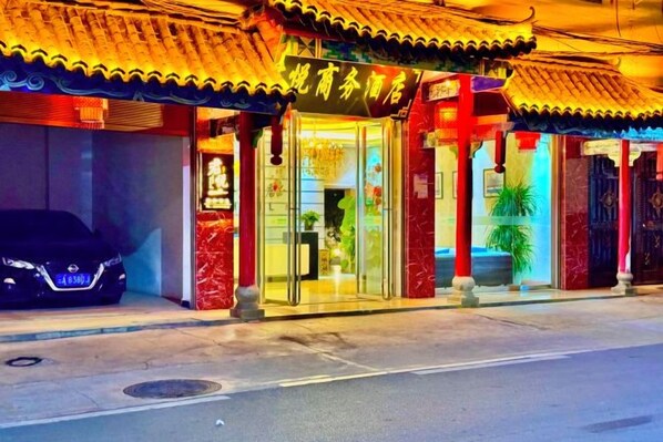 Unclassified image, 1 of 14, button - Junyue Hotel (Yuanmou)