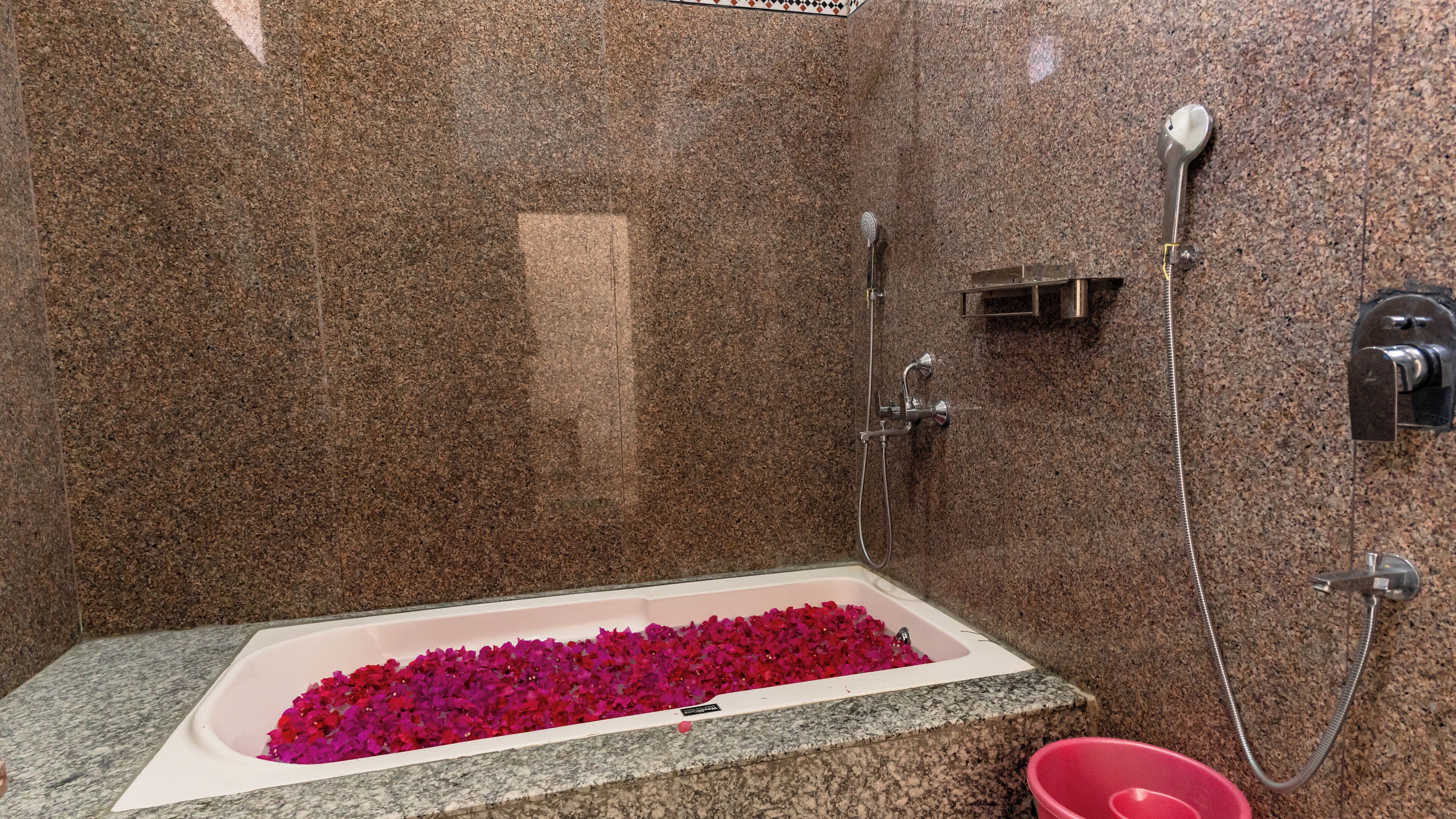 Executive kamer | Badkamer | Gratis toiletartikelen, een haardroger, pantoffels, handdoeken