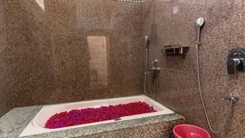 Executive kamer | Badkamer | Gratis toiletartikelen, een haardroger, pantoffels, handdoeken