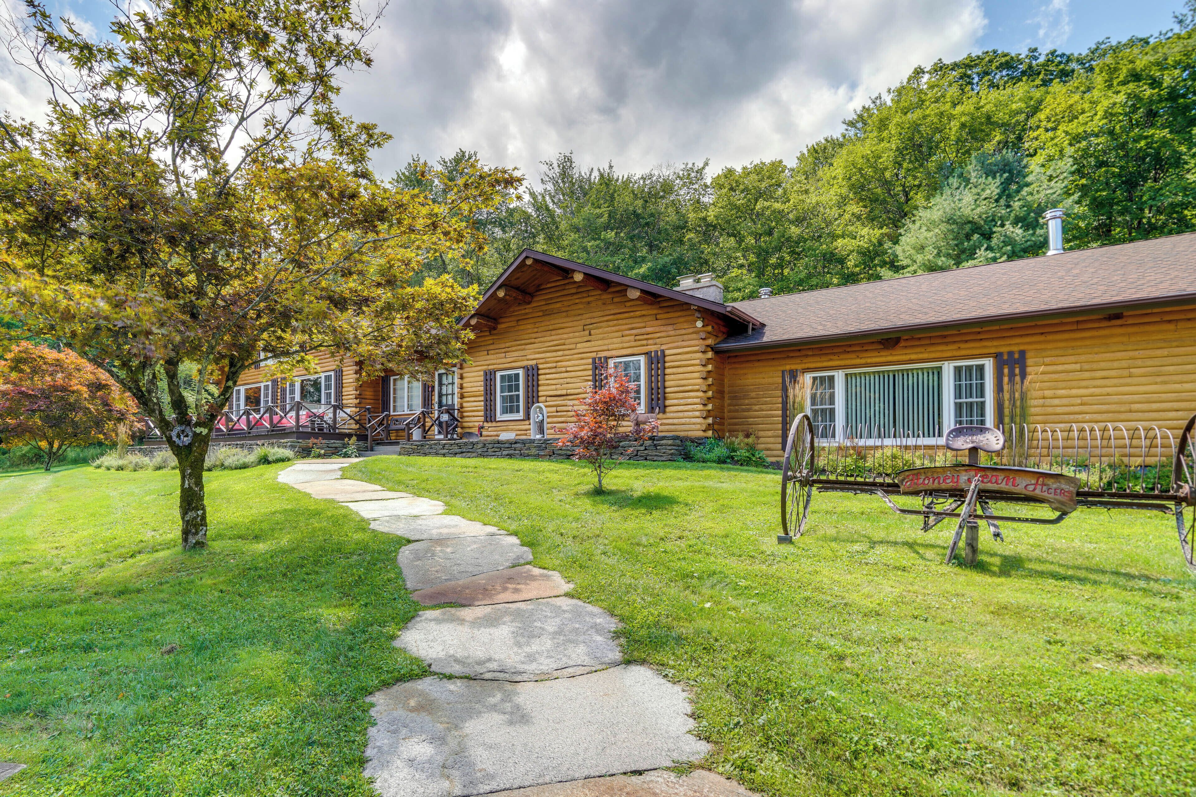 Spacious Austerlitz Cabin w/ Hot Tub, Near Skiing!