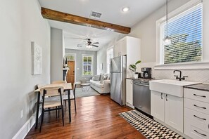 Jääkaappi, mikroaaltouuni, uuni, liesi