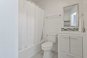 Shower, towels - The Northtowne Getaway (Columbus)