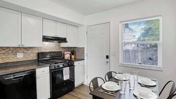 Kühlschrank, Mikrowelle, Herdplatte, Geschirrspüler