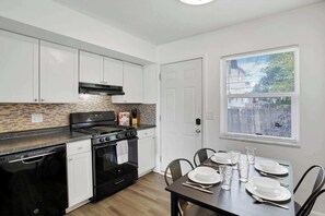 Een koelkast, een microgolfoven, een kookplaat, een vaatwasser