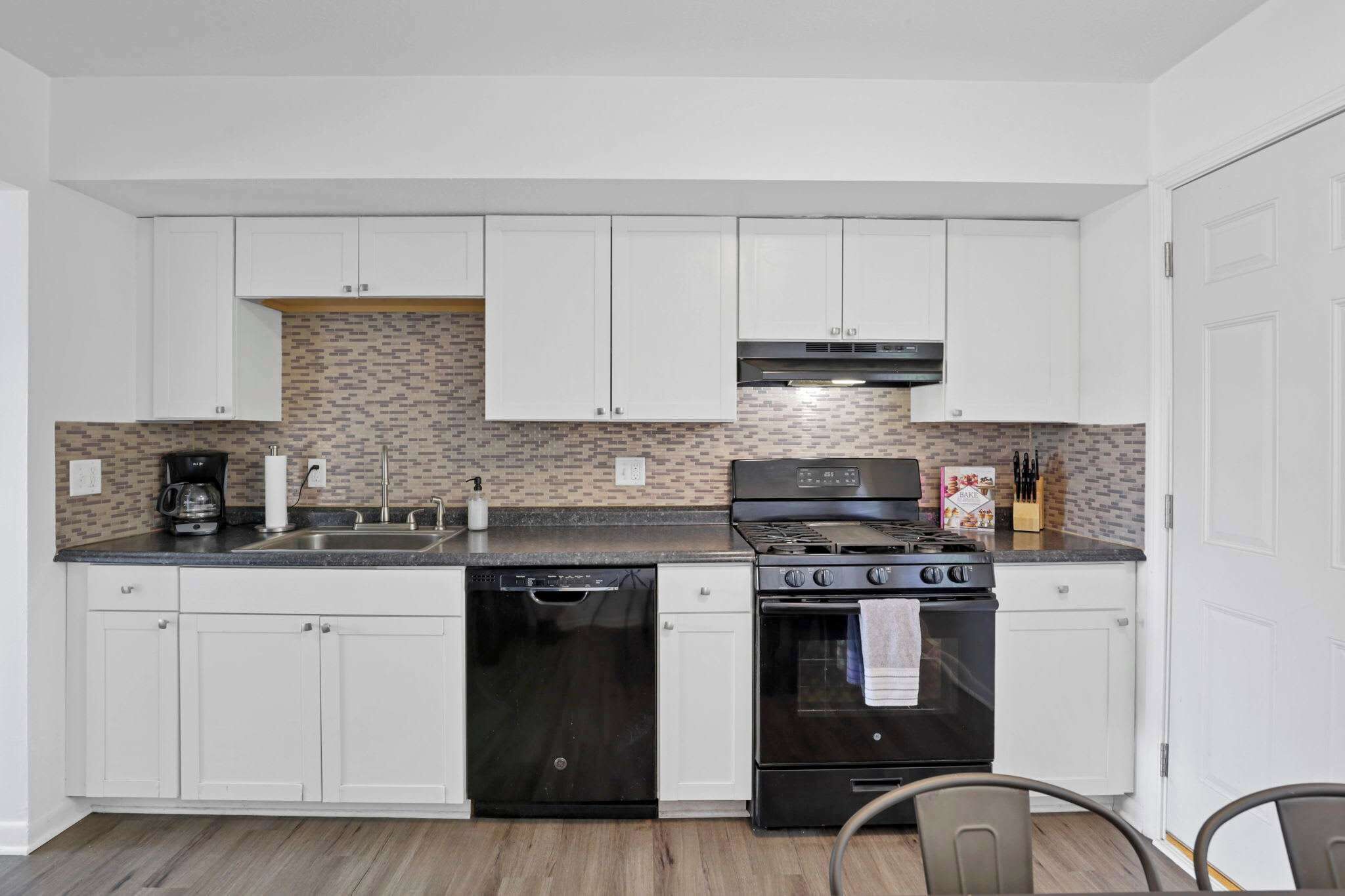 Kühlschrank, Mikrowelle, Herdplatte, Geschirrspüler