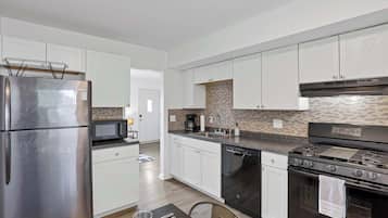 Kühlschrank, Mikrowelle, Herdplatte, Geschirrspüler