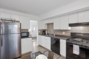 Kühlschrank, Mikrowelle, Herdplatte, Geschirrspüler