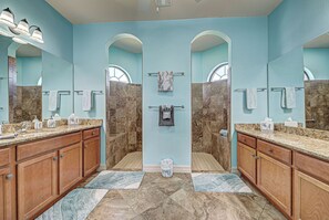 Dusj, hårføner og håndklær