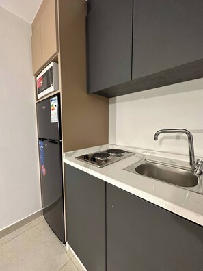 Fridge, microwave, stovetop, cookware/dishes/utensils