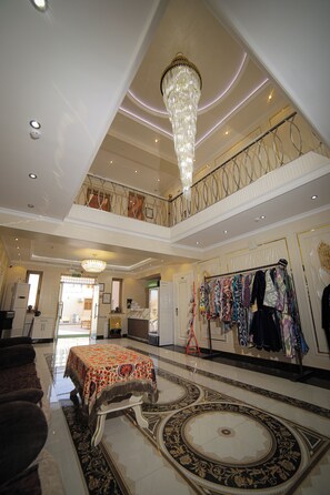 ห้องสแตนดาร์ดดับเบิลหรือทวิน, วิวเมือง | บริเวณนั่งเล่น | ทีวี