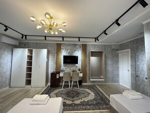 Escritorio, sistema de insonorización y wifi gratis 