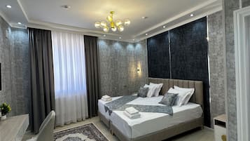 Habitación estándar con 1 cama matrimonial o 2 individuales, vista a la ciudad | Escritorio, insonorización y wifi gratis