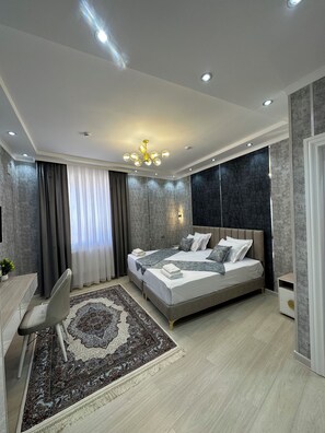 Escritorio, sistema de insonorización y wifi gratis