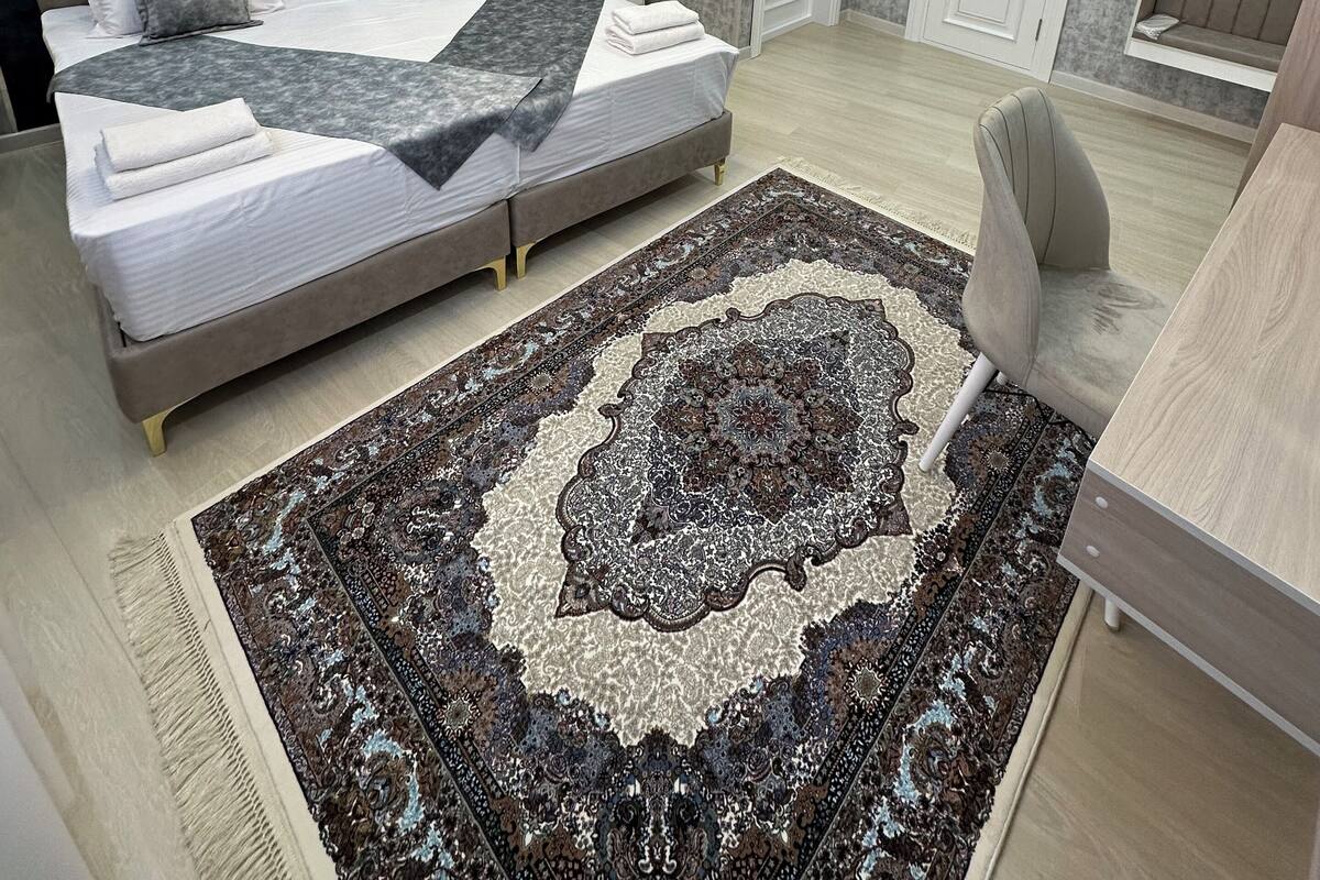 Un dormitorio moderno con una cama grande, un escritorio y una silla.