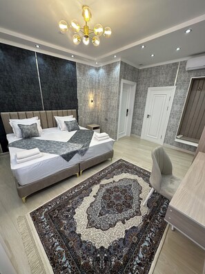 Escritorio, sistema de insonorización y wifi gratis 