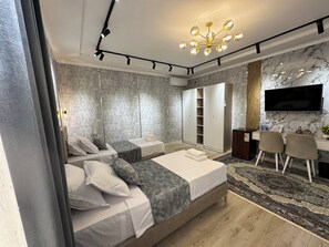 Standaard kamer, 1 twee- of 2 eenpersoonsbedden, uitzicht op de stad | Een bureau, geluiddichte muren, gratis wifi