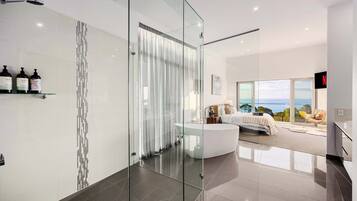 5 Schlafzimmer, Schreibtisch, Bügeleisen/Bügelbrett, WLAN