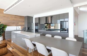 Fridge, microwave, oven, stovetop - Point Haven Solar Pool, Basketball Court & Views (Mount Martha)