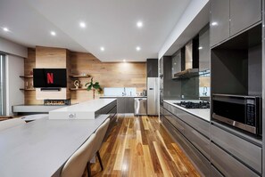 Geladeira, micro-ondas, fogão, cooktop