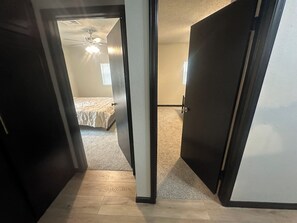 4 bedrooms, iron/ironing board, free WiFi, bed sheets - Charming 4-bedroom farmhouse with WiFi, AC in welcoming Spencer (Spencer)