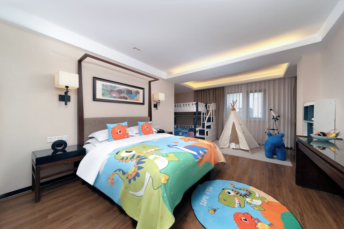 Une chambre d’hôtel avec un lit, une table de chevet, une lampe et une tente installée dans un coin.
