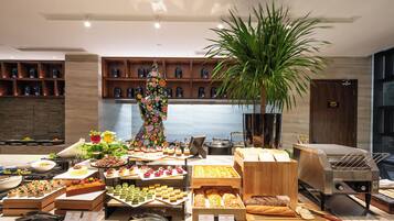 Daily buffet breakfast (CNY 88 per person)