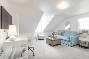 Unclassified image, 4 of 43, button