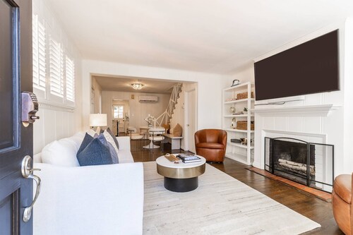 Stay in the Heart of Annapolis on King George Street Steps to USNA Gate 1 & Main Street