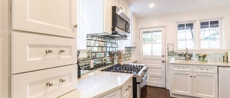 Een koelkast, een magnetron, een oven, een kookplaat