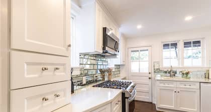 Stay in the Heart of Annapolis on King George Street Steps to USNA Gate 1 & Main Street
