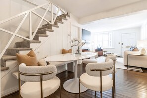 Dining - Stay in the Heart of Annapolis on King George Street Steps to USNA Gate 1 & Main Street (Annapolis)